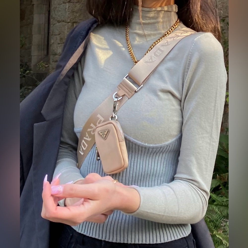Gorgeous silhouette turtleneck